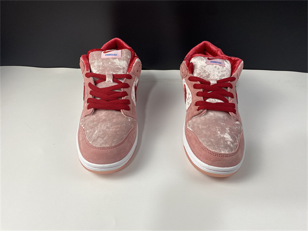 Nike SB Dunk Low Strange Love Skate boards  CT2552-800