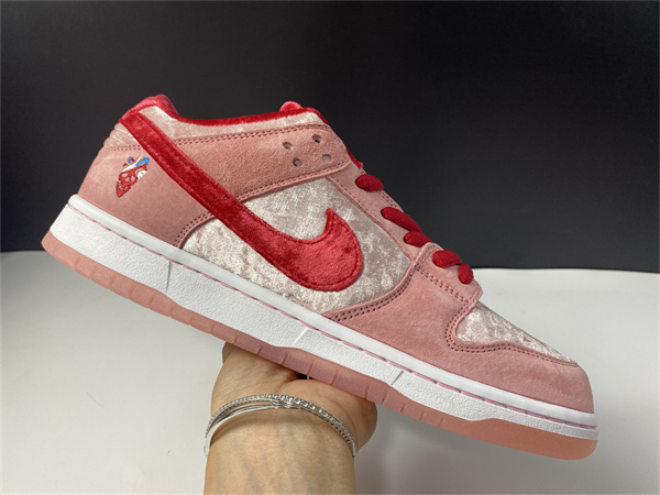 Nike SB Dunk Low Strange Love Skate boards  CT2552-800