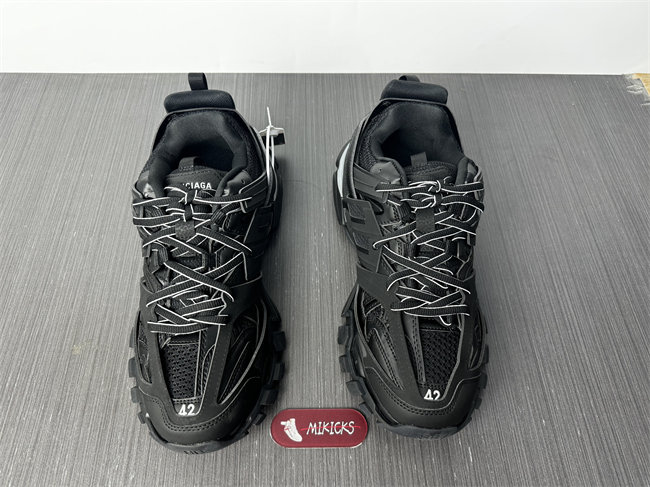 BLCG TRACK SNEAKER 555036W2GB11000 with LED